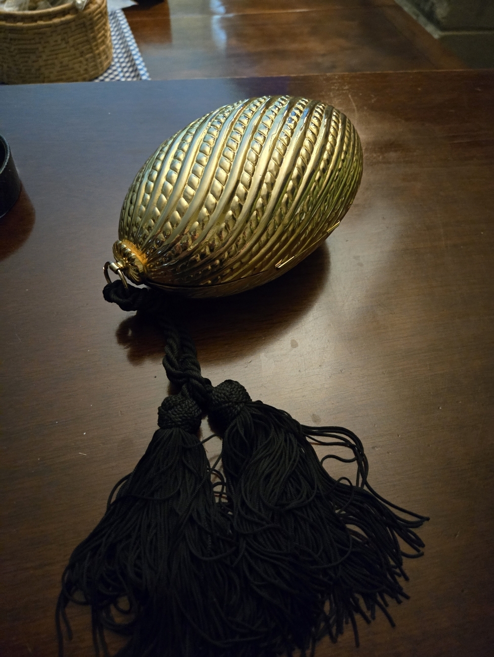Gold egg clutch